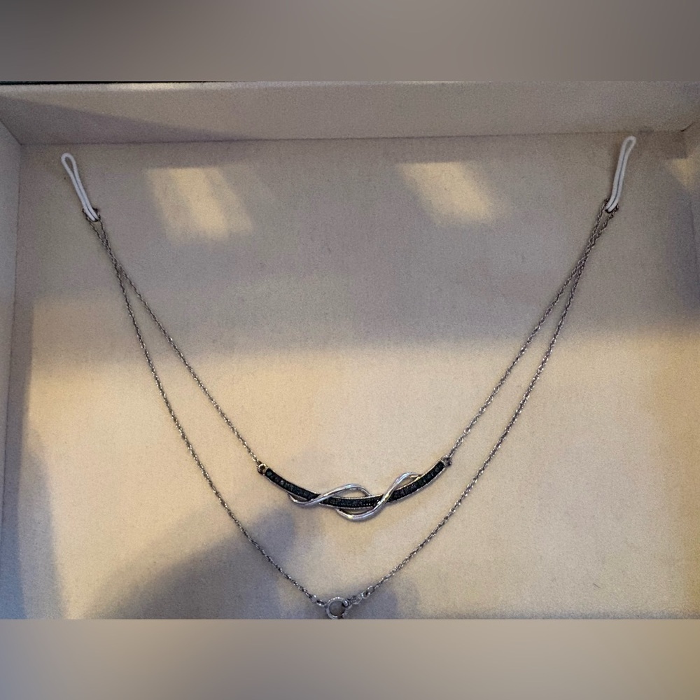 Chic Silver Necklace with Black Detailing